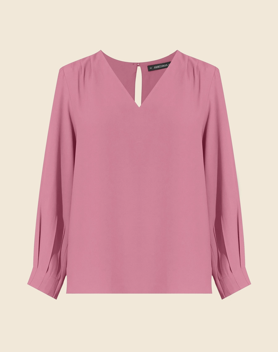 A Blusa Vitória é confeccionada em crepe patou. Indispensável para quem busca um visual elegante e versátil, a Blusa Vitória é perfeita para transitar facilmente entre reuniões de trabalho e eventos sociais, tanto de dia quanto à noite.
