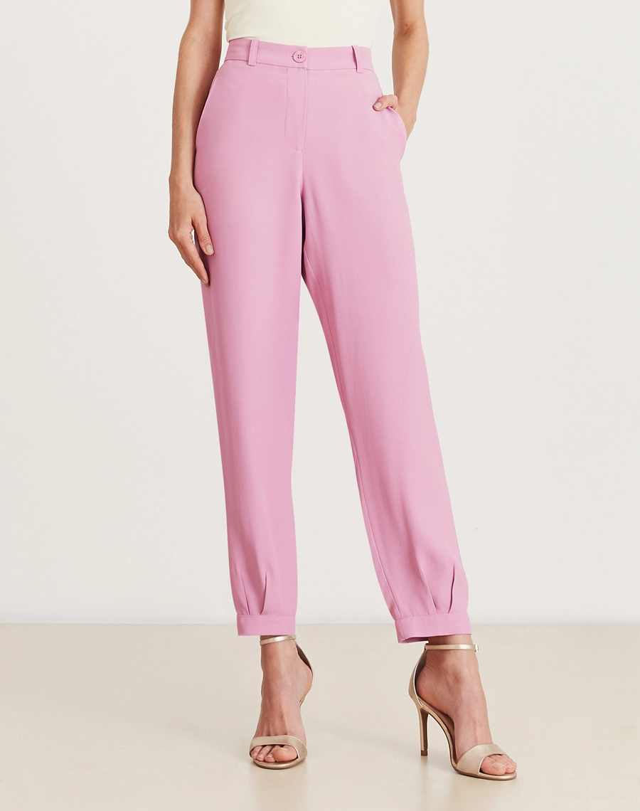 A Calça Vitória é confeccionada em crepe patou. Indispensável para quem busca um visual elegante e versátil, a Calça Vitória é perfeita para transitar facilmente entre reuniões de trabalho e eventos sociais, tanto de dia quanto à noite.