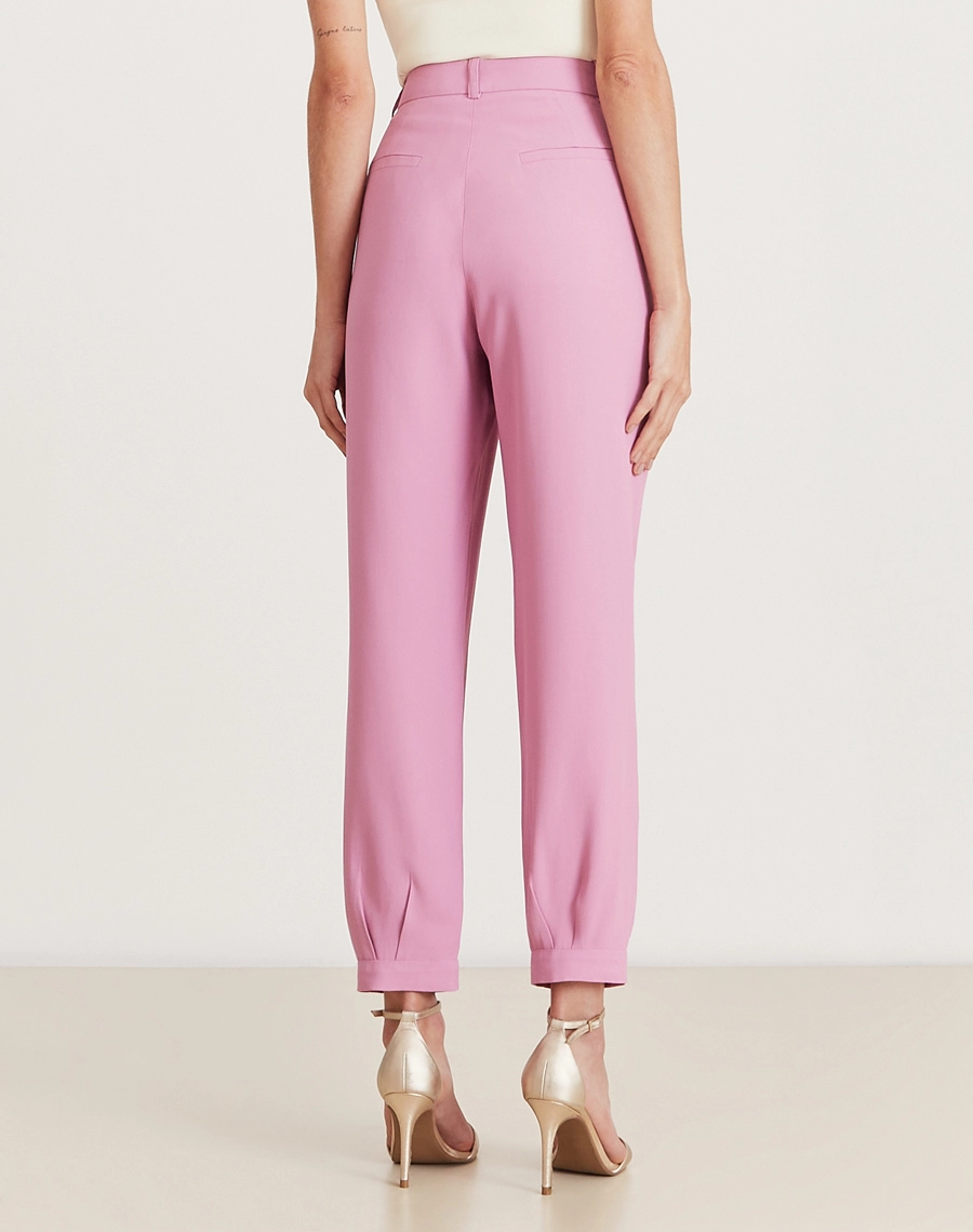 A Calça Vitória é confeccionada em crepe patou. Indispensável para quem busca um visual elegante e versátil, a Calça Vitória é perfeita para transitar facilmente entre reuniões de trabalho e eventos sociais, tanto de dia quanto à noite.