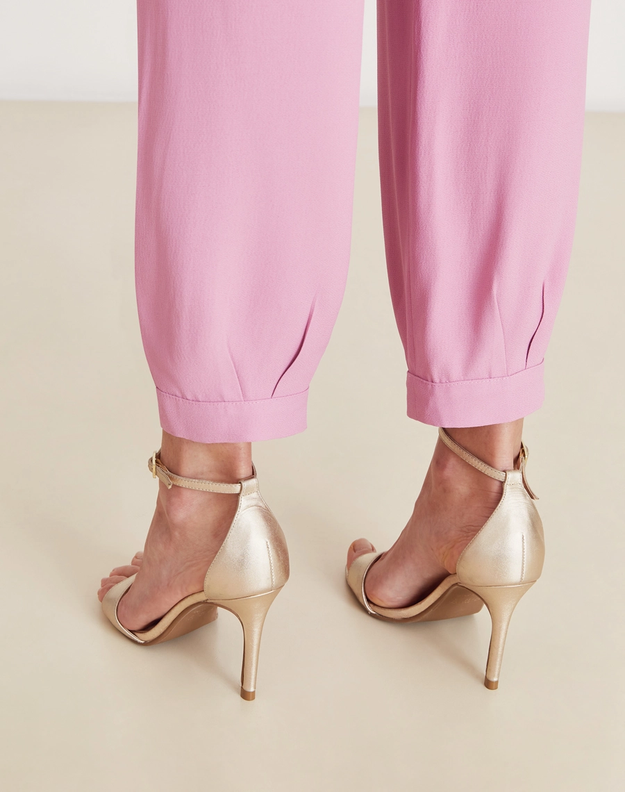A Calça Vitória é confeccionada em crepe patou. Indispensável para quem busca um visual elegante e versátil, a Calça Vitória é perfeita para transitar facilmente entre reuniões de trabalho e eventos sociais, tanto de dia quanto à noite.