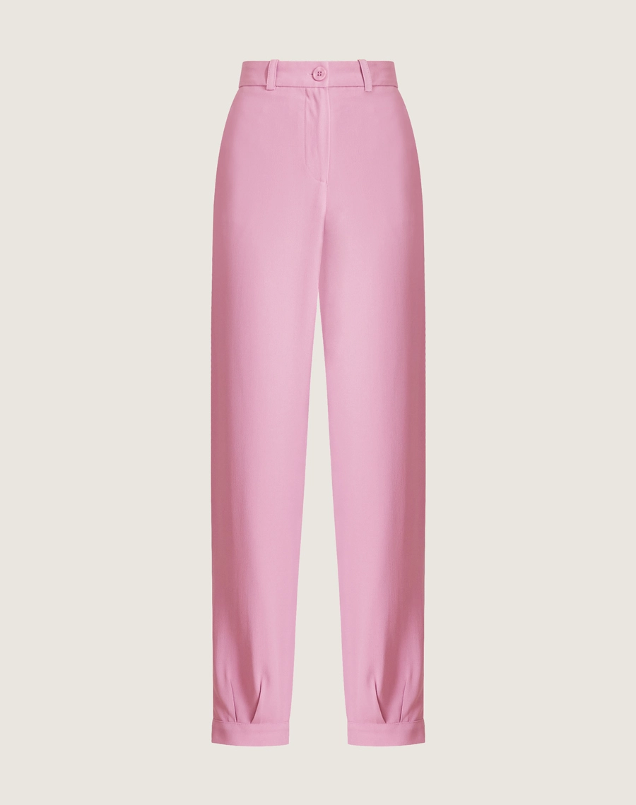 A Calça Vitória é confeccionada em crepe patou. Indispensável para quem busca um visual elegante e versátil, a Calça Vitória é perfeita para transitar facilmente entre reuniões de trabalho e eventos sociais, tanto de dia quanto à noite.