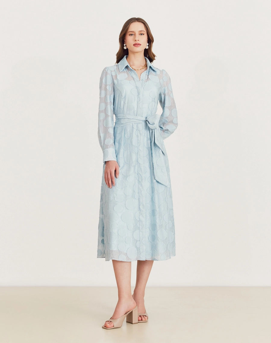 A Chemise Moss é confeccionada em viscose mista com detalhes geométricos bordados. Perfeita para passeios diurnos, almoços casuais ou coquetéis informais.