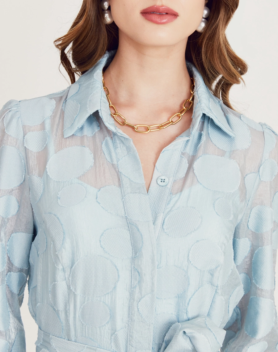 A Chemise Moss é confeccionada em viscose mista com detalhes geométricos bordados. Perfeita para passeios diurnos, almoços casuais ou coquetéis informais.