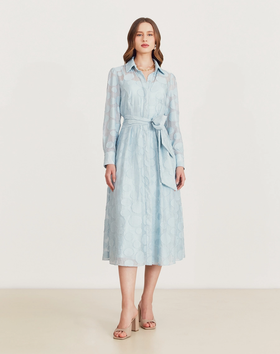 A Chemise Moss é confeccionada em viscose mista com detalhes geométricos bordados. Perfeita para passeios diurnos, almoços casuais ou coquetéis informais.