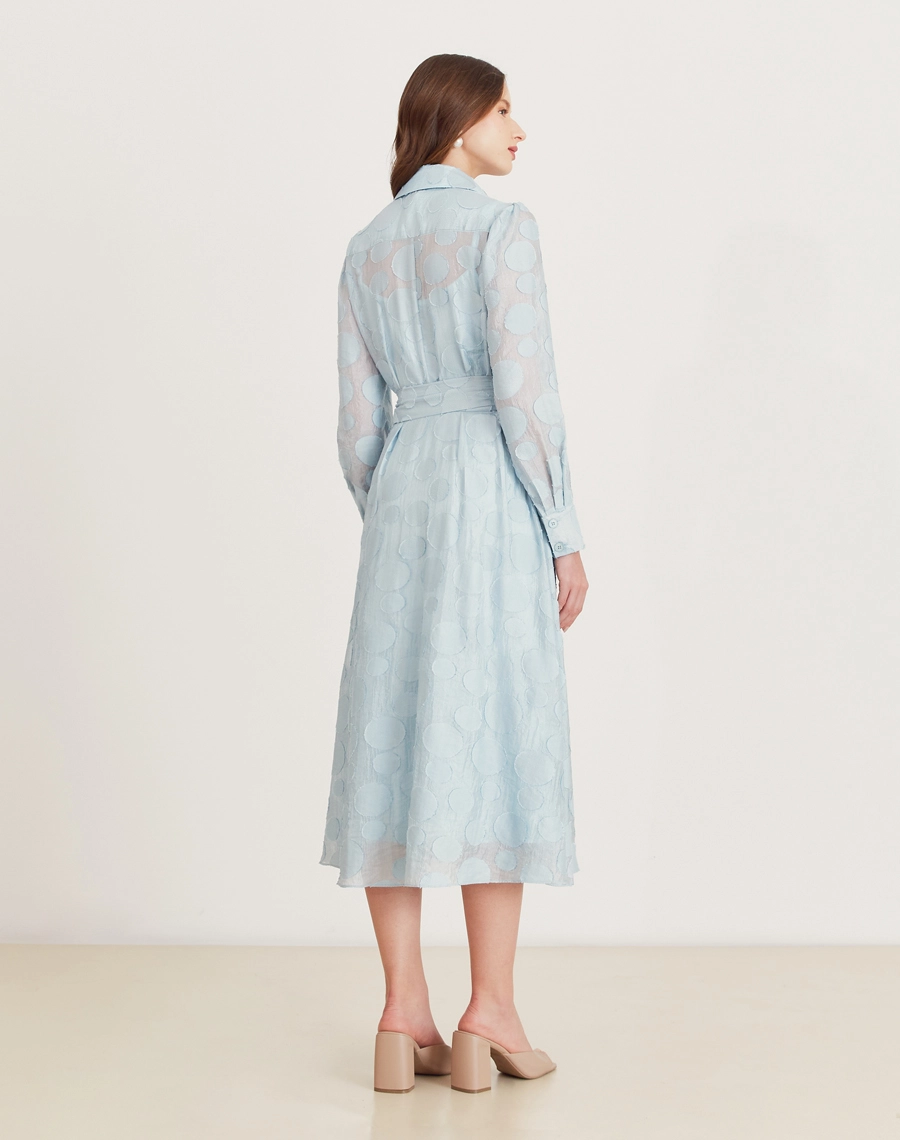 A Chemise Moss é confeccionada em viscose mista com detalhes geométricos bordados. Perfeita para passeios diurnos, almoços casuais ou coquetéis informais.