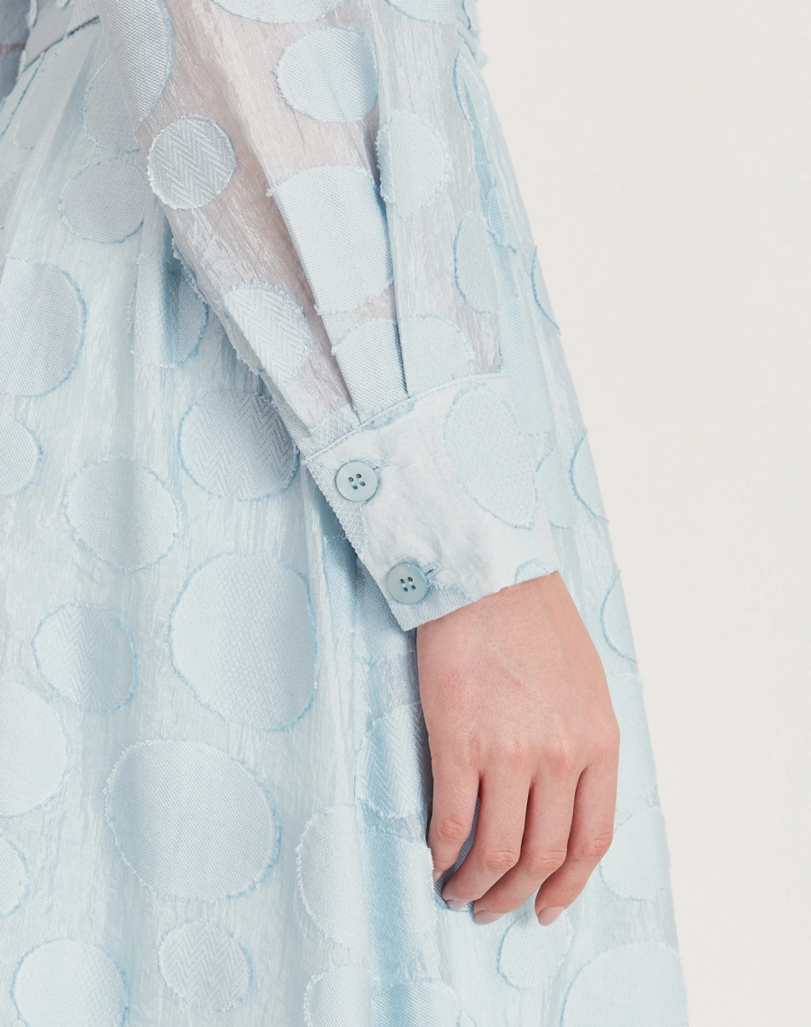 A Chemise Moss é confeccionada em viscose mista com detalhes geométricos bordados. Perfeita para passeios diurnos, almoços casuais ou coquetéis informais.
