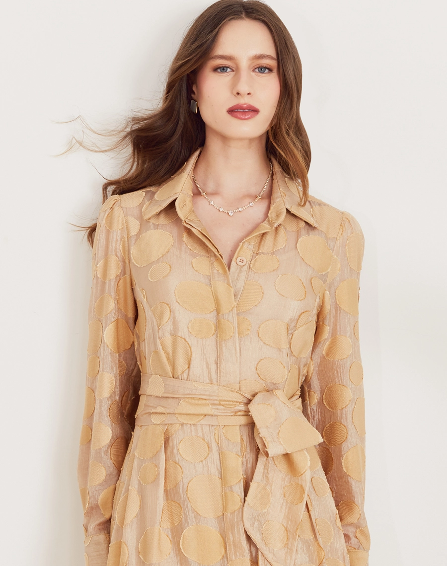 A Chemise Moss é confeccionada em viscose mista com detalhes geométricos bordados. Perfeita para passeios diurnos, almoços casuais ou coquetéis informais.