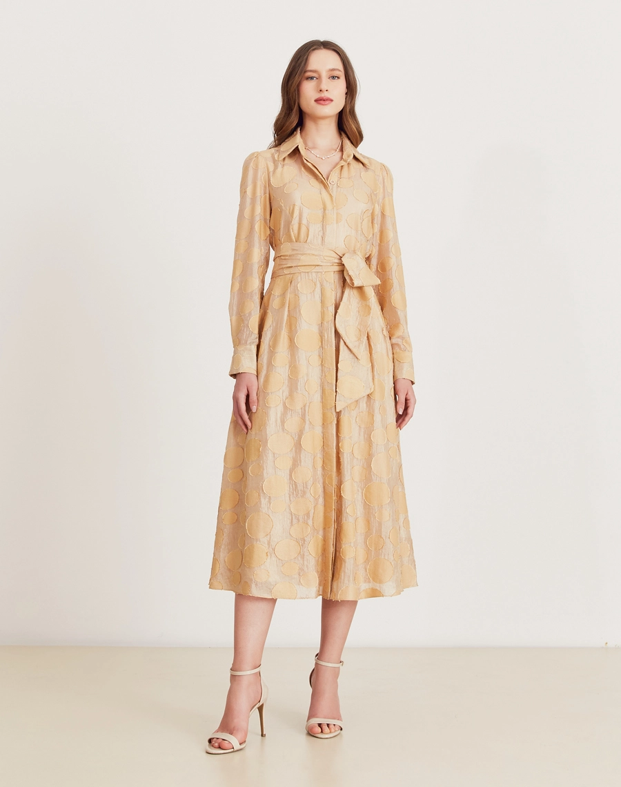 A Chemise Moss é confeccionada em viscose mista com detalhes geométricos bordados. Perfeita para passeios diurnos, almoços casuais ou coquetéis informais.