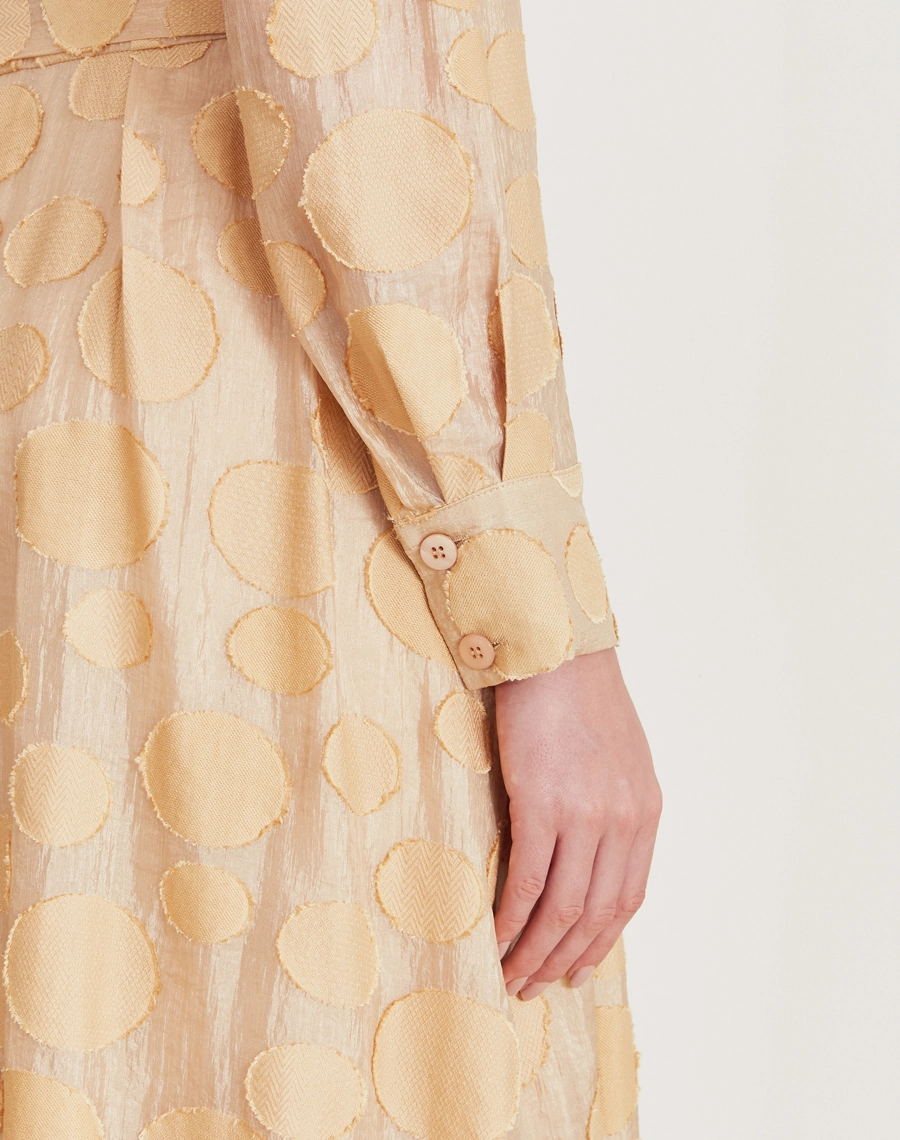 A Chemise Moss é confeccionada em viscose mista com detalhes geométricos bordados. Perfeita para passeios diurnos, almoços casuais ou coquetéis informais.