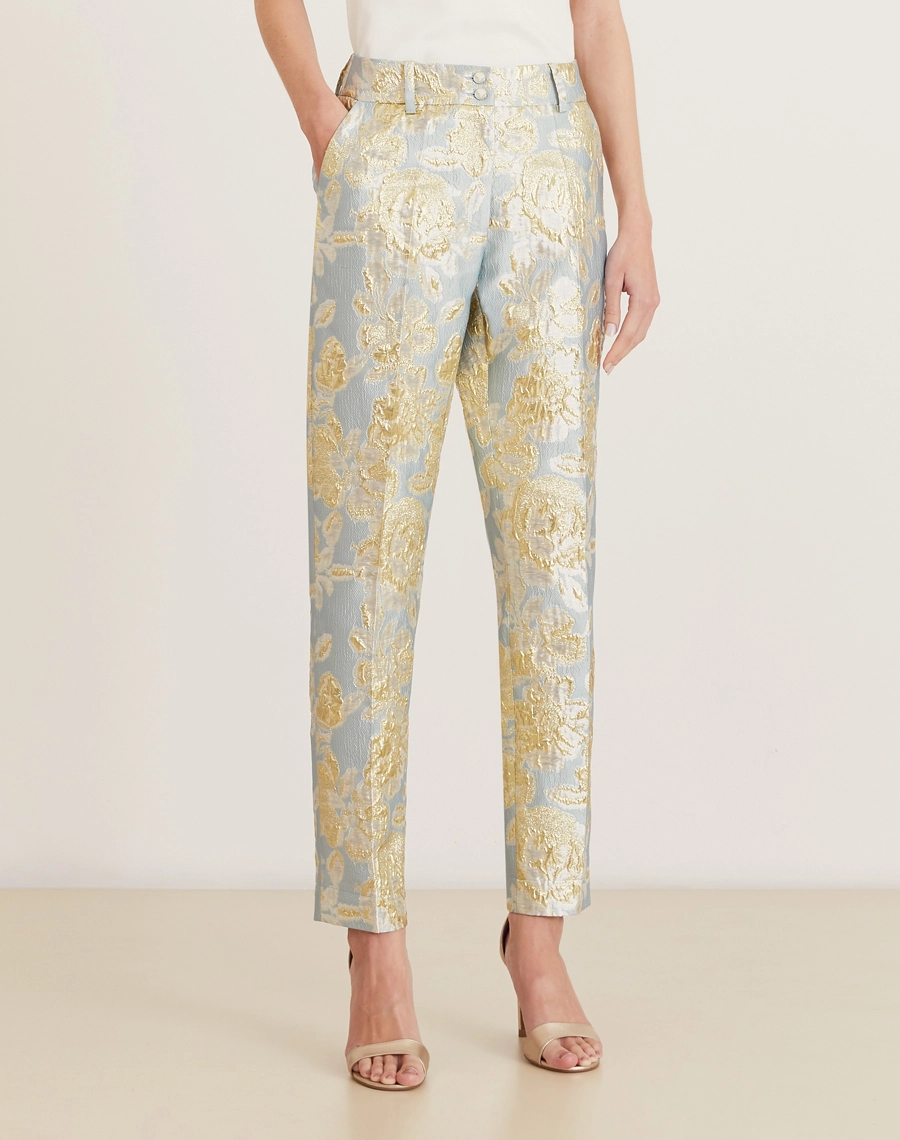 A Calça Elisabete é confeccionada em jacquard, um tecido texturizado com caimento estruturado. erfeita para transitar entre diferentes ocasiões, como coquetéis diurnos, jantares especiais ou ocasiões formais.
