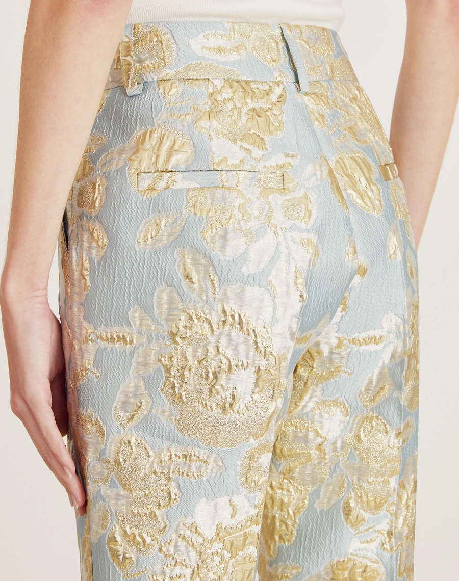 A Calça Elisabete é confeccionada em jacquard, um tecido texturizado com caimento estruturado. erfeita para transitar entre diferentes ocasiões, como coquetéis diurnos, jantares especiais ou ocasiões formais.