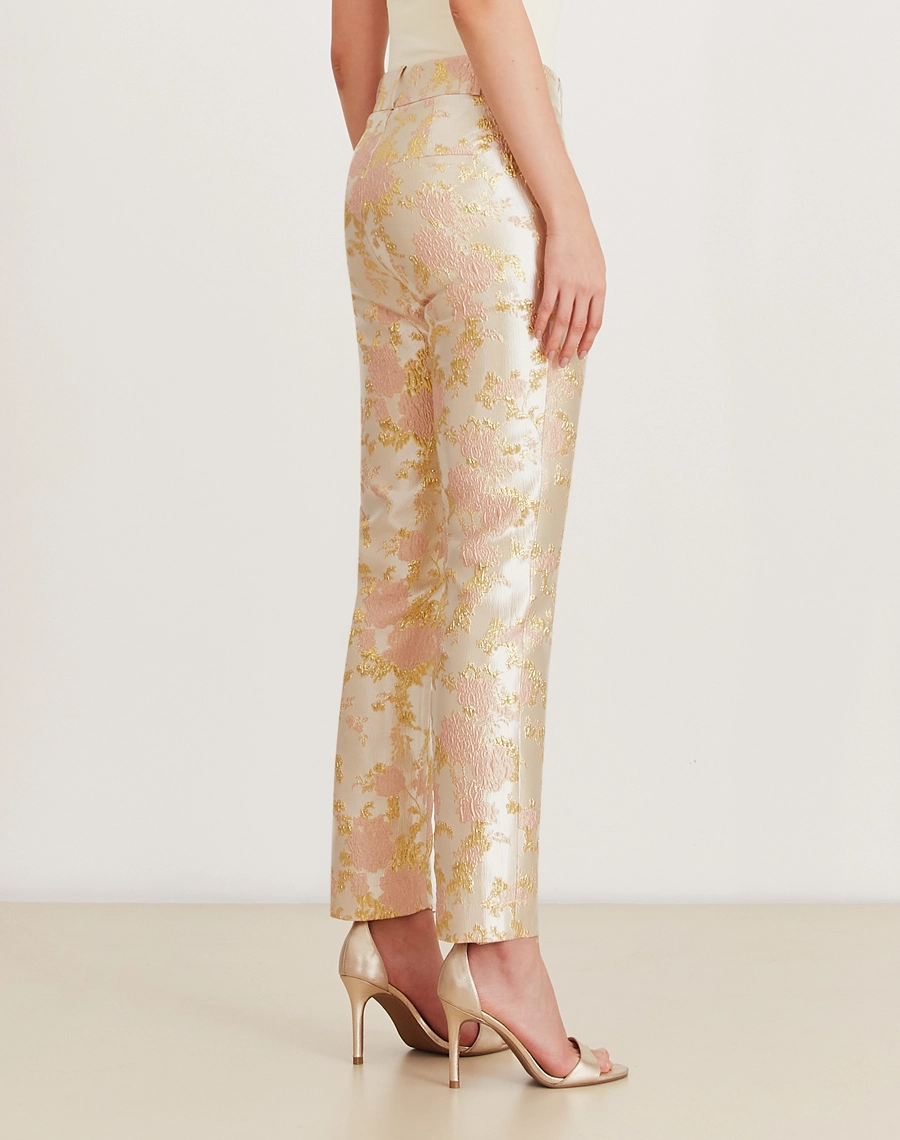 A Calça Elisabete é confeccionada em jacquard, um tecido texturizado com caimento estruturado. erfeita para transitar entre diferentes ocasiões, como coquetéis diurnos, jantares especiais ou ocasiões formais.