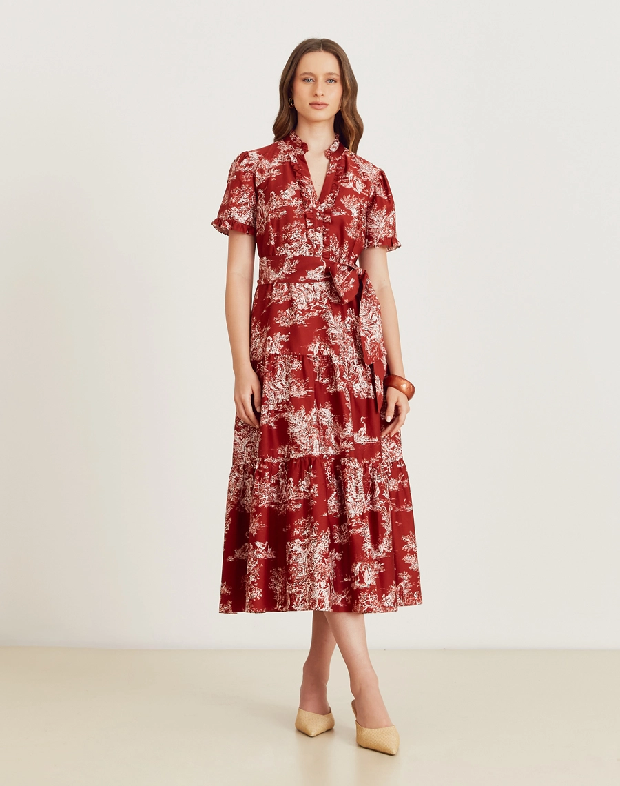 O Vestido Midi Sandra é confeccionado em tecido de algodão estampado, sendo levemente estruturado mas suave ao toque, oferecendo leveza e frescor ao vestir. Com uma estampa clássica Amissima, este vestido é a escolha perfeita para quem busca elegância e conforto em uma única peça.
