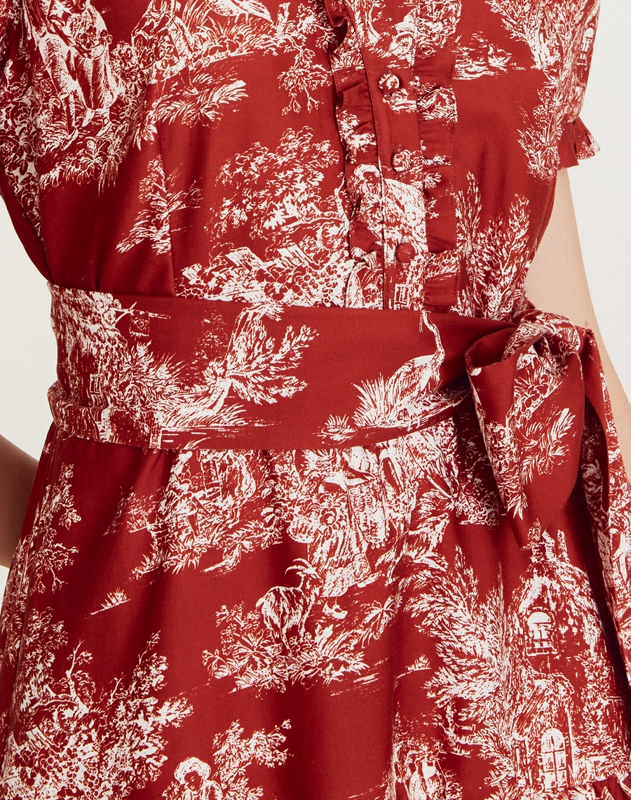 O Vestido Midi Sandra é confeccionado em tecido de algodão estampado, sendo levemente estruturado mas suave ao toque, oferecendo leveza e frescor ao vestir. Com uma estampa clássica Amissima, este vestido é a escolha perfeita para quem busca elegância e conforto em uma única peça.
