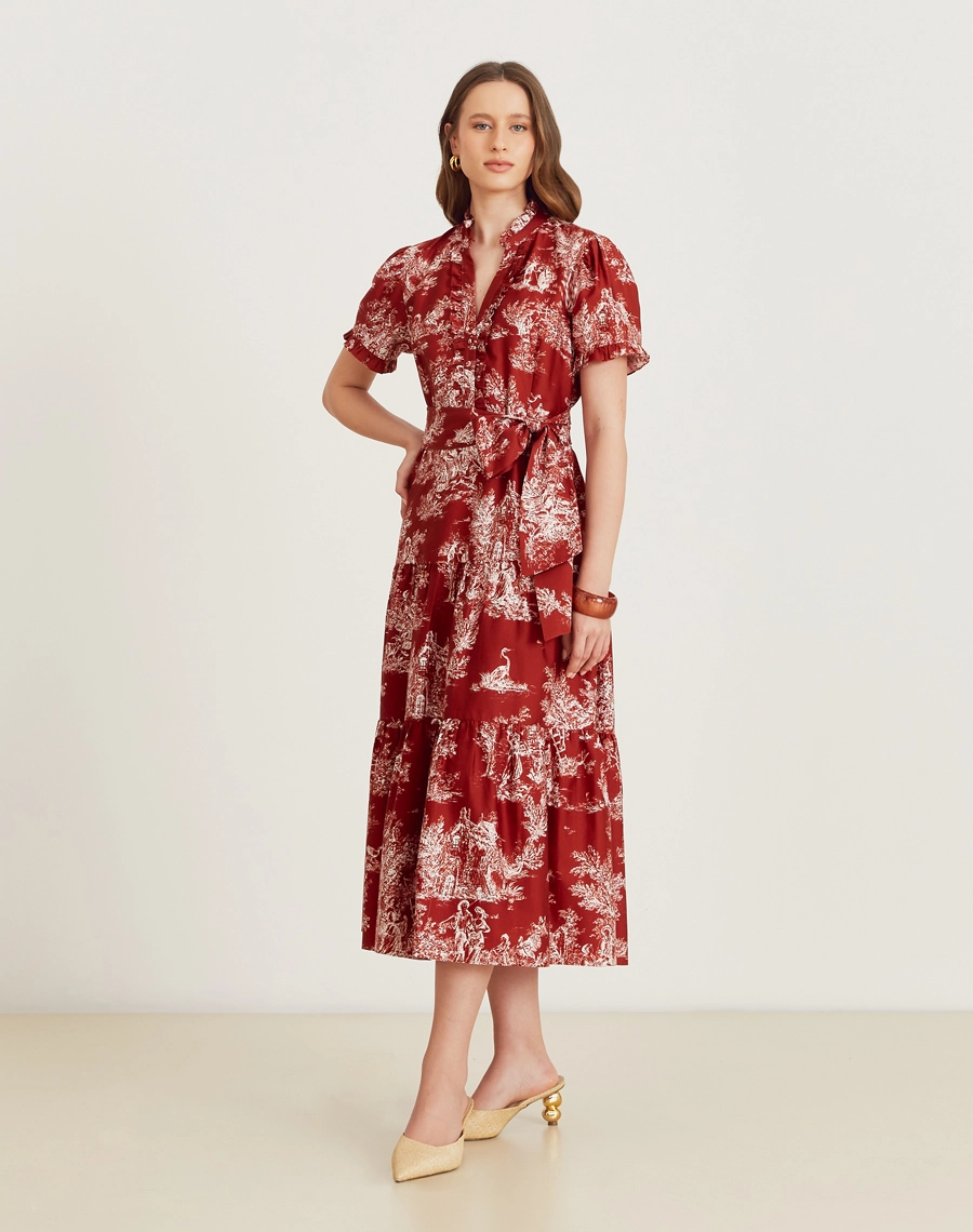 O Vestido Midi Sandra é confeccionado em tecido de algodão estampado, sendo levemente estruturado mas suave ao toque, oferecendo leveza e frescor ao vestir. Com uma estampa clássica Amissima, este vestido é a escolha perfeita para quem busca elegância e conforto em uma única peça.