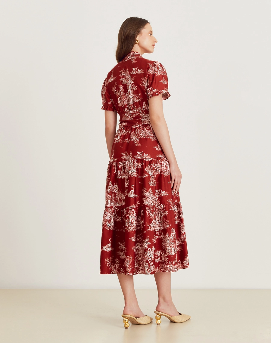 O Vestido Midi Sandra é confeccionado em tecido de algodão estampado, sendo levemente estruturado mas suave ao toque, oferecendo leveza e frescor ao vestir. Com uma estampa clássica Amissima, este vestido é a escolha perfeita para quem busca elegância e conforto em uma única peça.