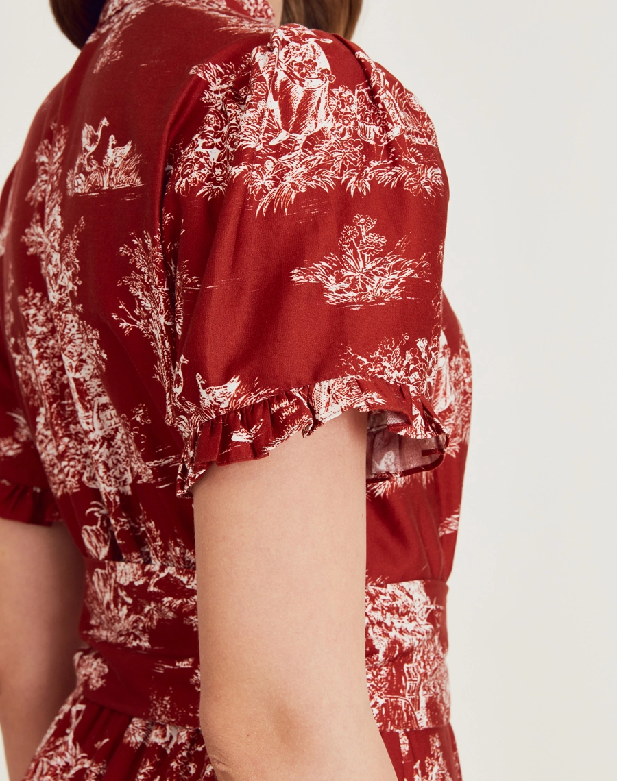 O Vestido Midi Sandra é confeccionado em tecido de algodão estampado, sendo levemente estruturado mas suave ao toque, oferecendo leveza e frescor ao vestir. Com uma estampa clássica Amissima, este vestido é a escolha perfeita para quem busca elegância e conforto em uma única peça.