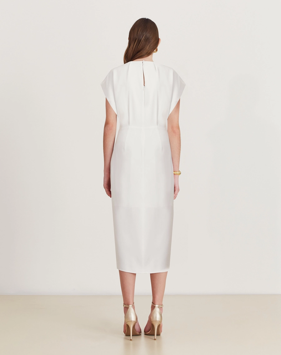 O Vestido Midi Vitória é confeccionado em crepe zara. Perfeito para coquetéis, passeios diurnos ou encontros especiais.