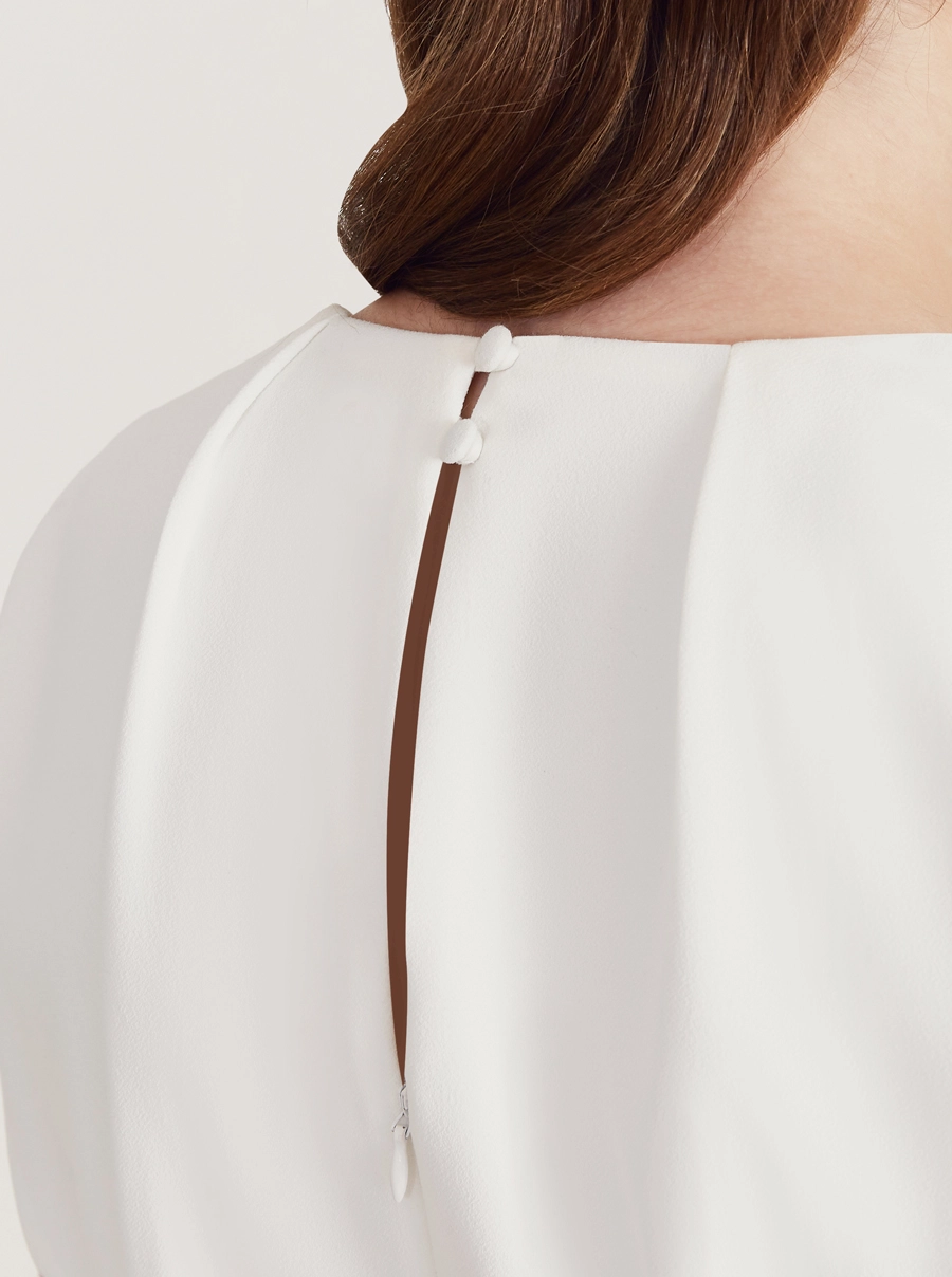 O Vestido Midi Vitória é confeccionado em crepe zara. Perfeito para coquetéis, passeios diurnos ou encontros especiais.