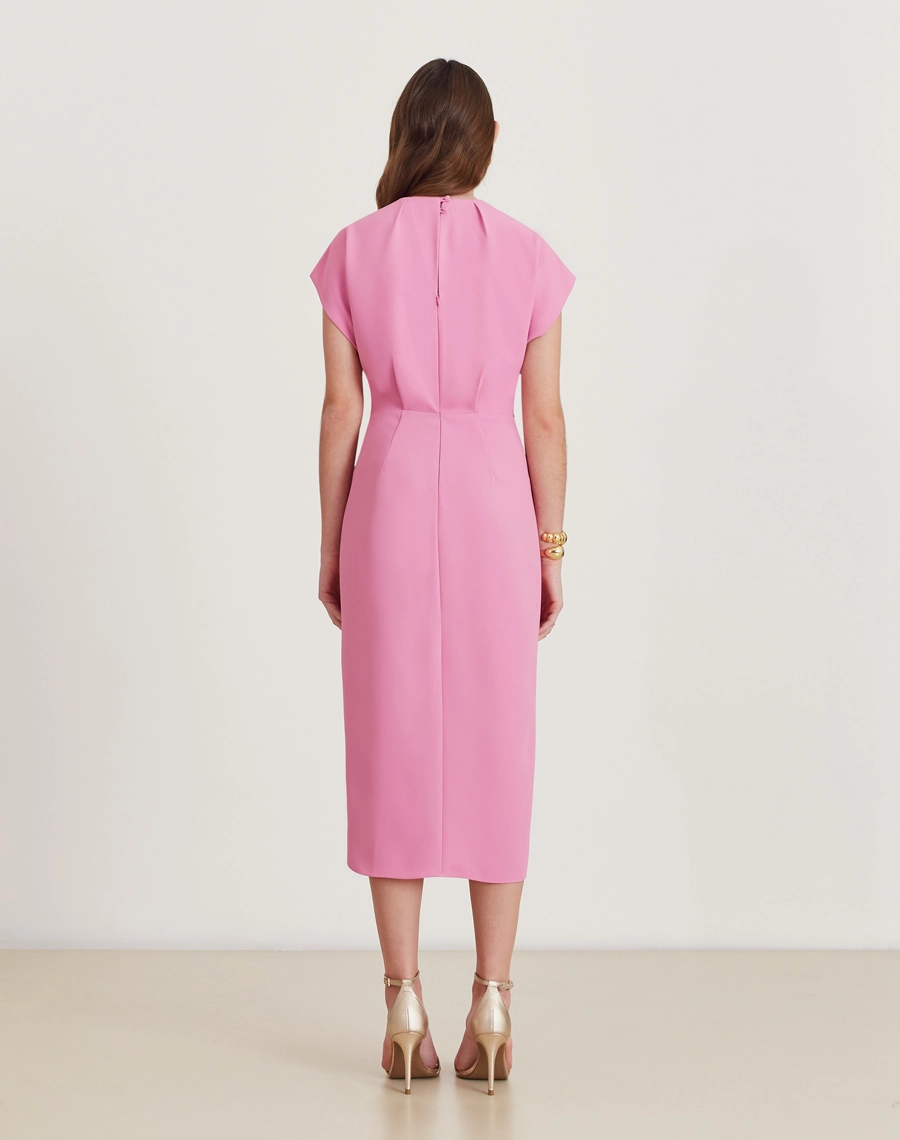 O Vestido Midi Vitória é confeccionado em crepe zara. Perfeito para coquetéis, passeios diurnos ou encontros especiais.