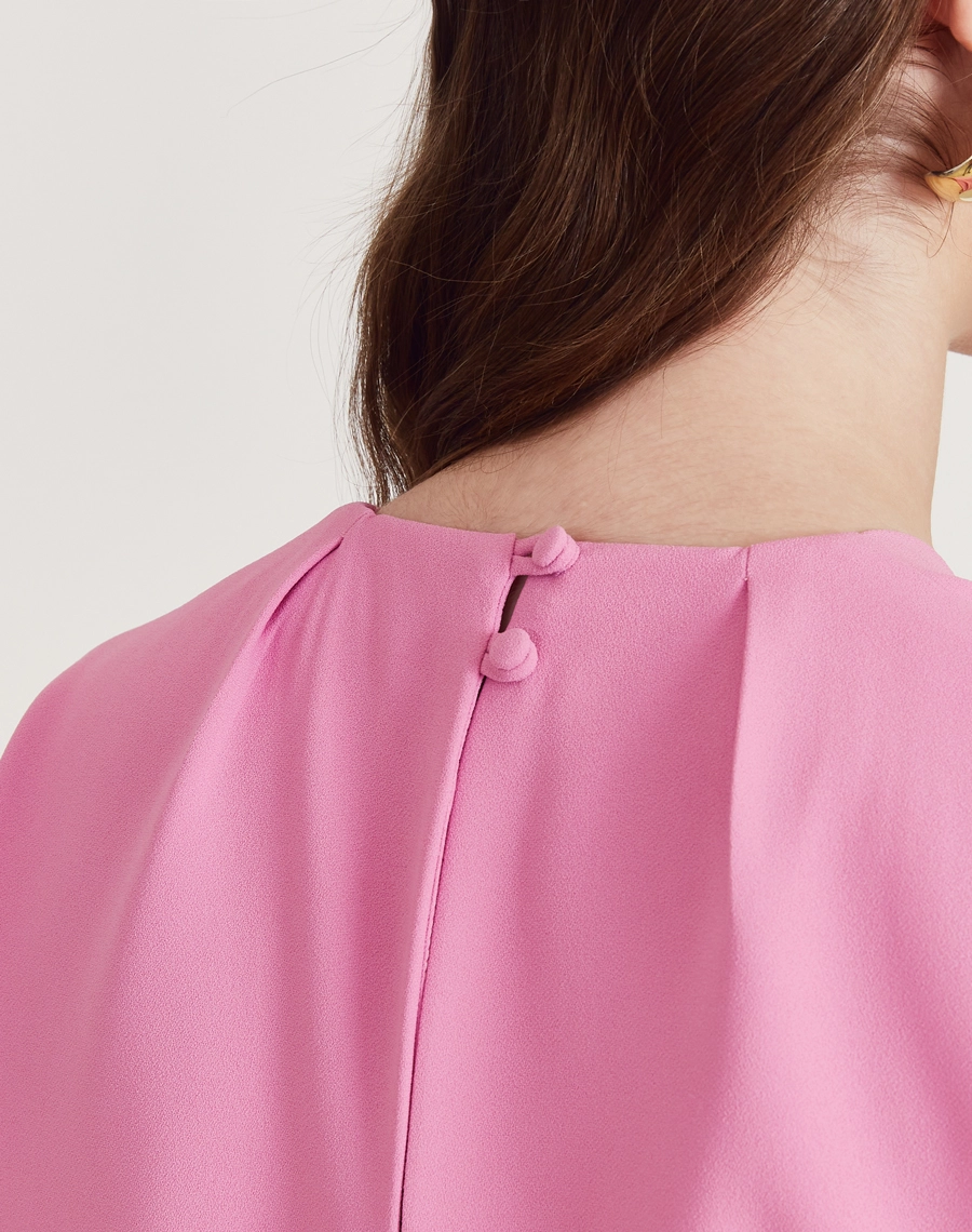O Vestido Midi Vitória é confeccionado em crepe zara. Perfeito para coquetéis, passeios diurnos ou encontros especiais.