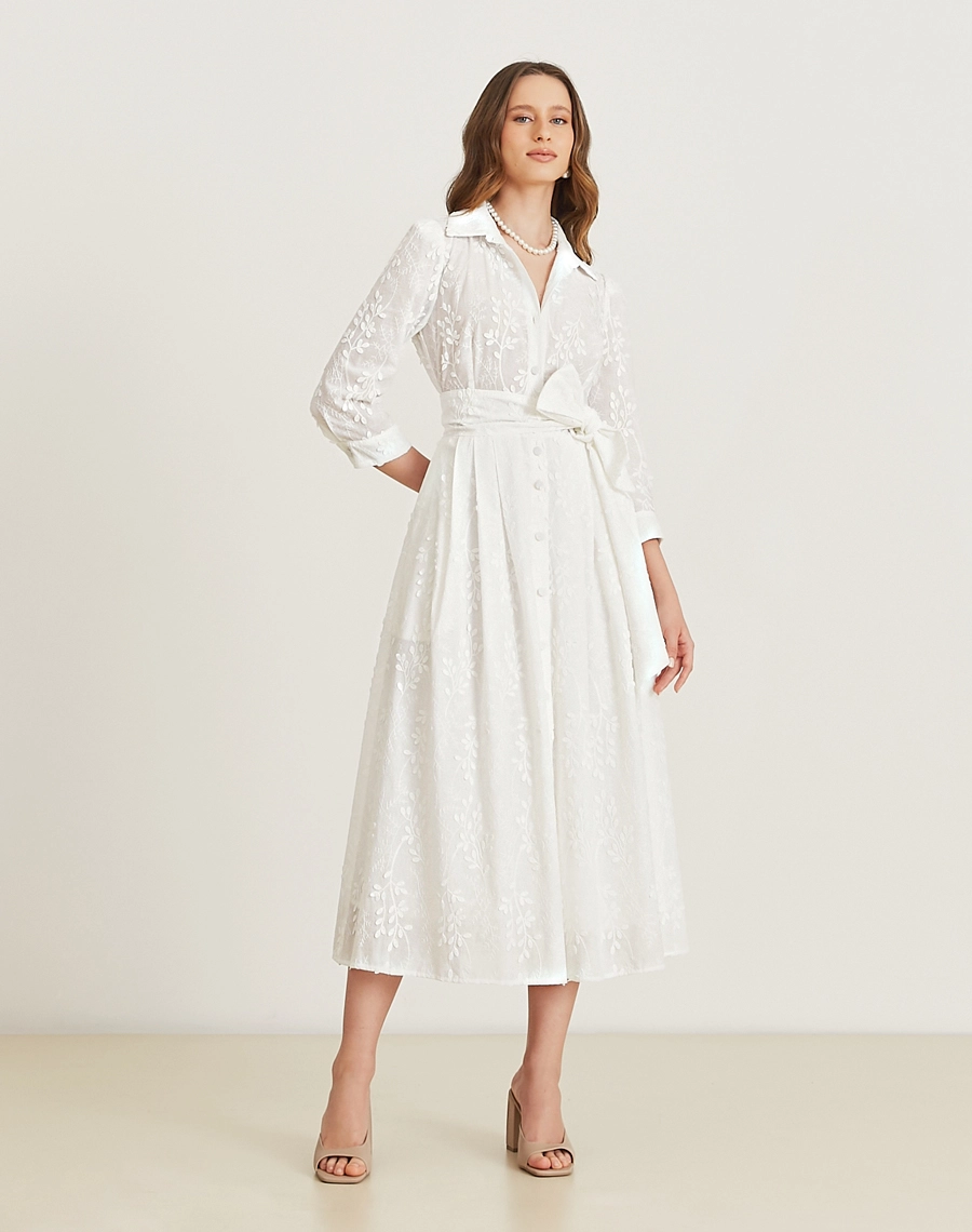 A Chemise Ariane é confeccionada em cambraia bordada, tecido leve e fresco, com detalhes de folhas bordadas, perfeito para os dias mais quentes. As folhas bordadas adicionam delicadeza à peça, tornando essa chemise perfeita para quem busca um visual romântico. Ideal para brunchs, batizados ou reuniões diurnas.
