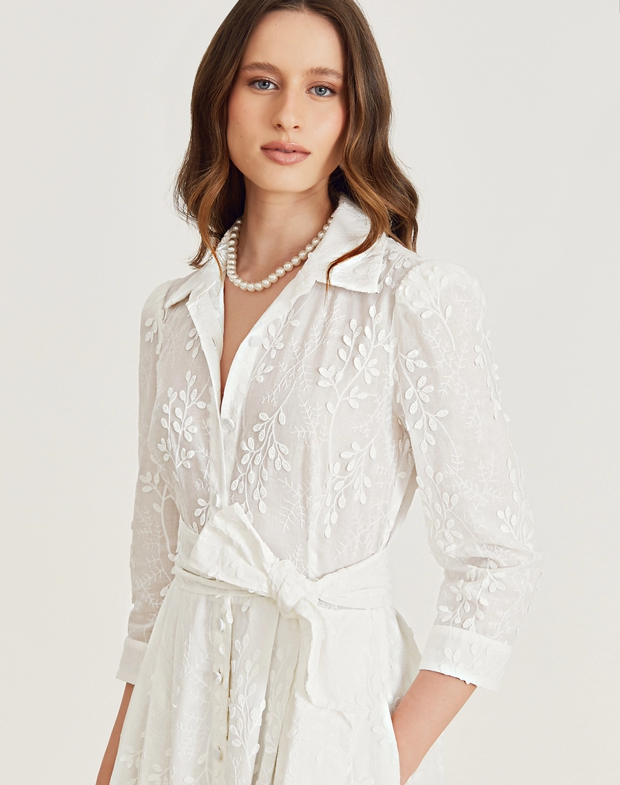 A Chemise Ariane é confeccionada em cambraia bordada, tecido leve e fresco, com detalhes de folhas bordadas, perfeito para os dias mais quentes. As folhas bordadas adicionam delicadeza à peça, tornando essa chemise perfeita para quem busca um visual romântico. Ideal para brunchs, batizados ou reuniões diurnas.