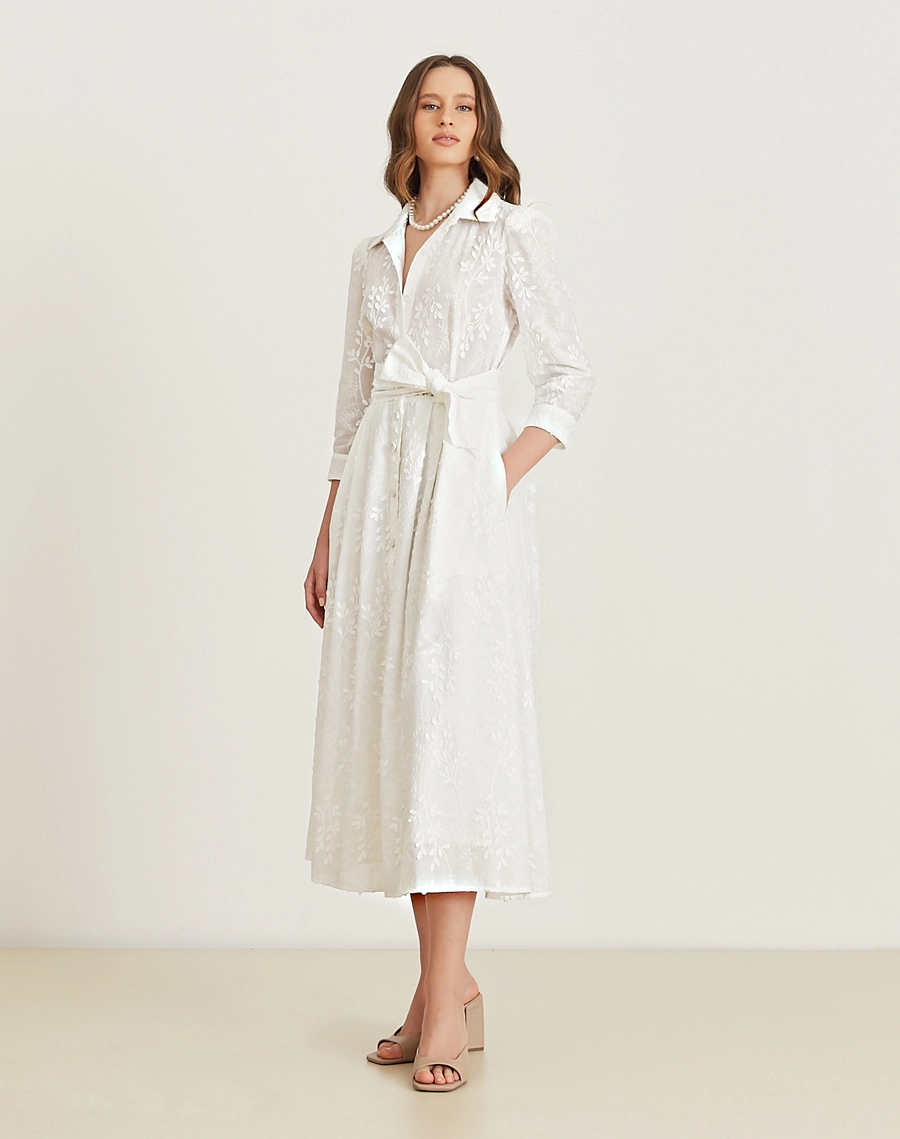 A Chemise Ariane é confeccionada em cambraia bordada, tecido leve e fresco, com detalhes de folhas bordadas, perfeito para os dias mais quentes. As folhas bordadas adicionam delicadeza à peça, tornando essa chemise perfeita para quem busca um visual romântico. Ideal para brunchs, batizados ou reuniões diurnas.