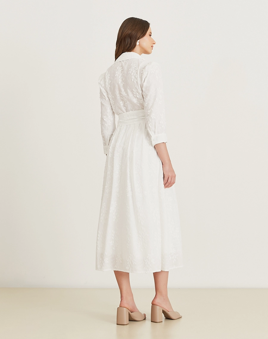 A Chemise Ariane é confeccionada em cambraia bordada, tecido leve e fresco, com detalhes de folhas bordadas, perfeito para os dias mais quentes. As folhas bordadas adicionam delicadeza à peça, tornando essa chemise perfeita para quem busca um visual romântico. Ideal para brunchs, batizados ou reuniões diurnas.