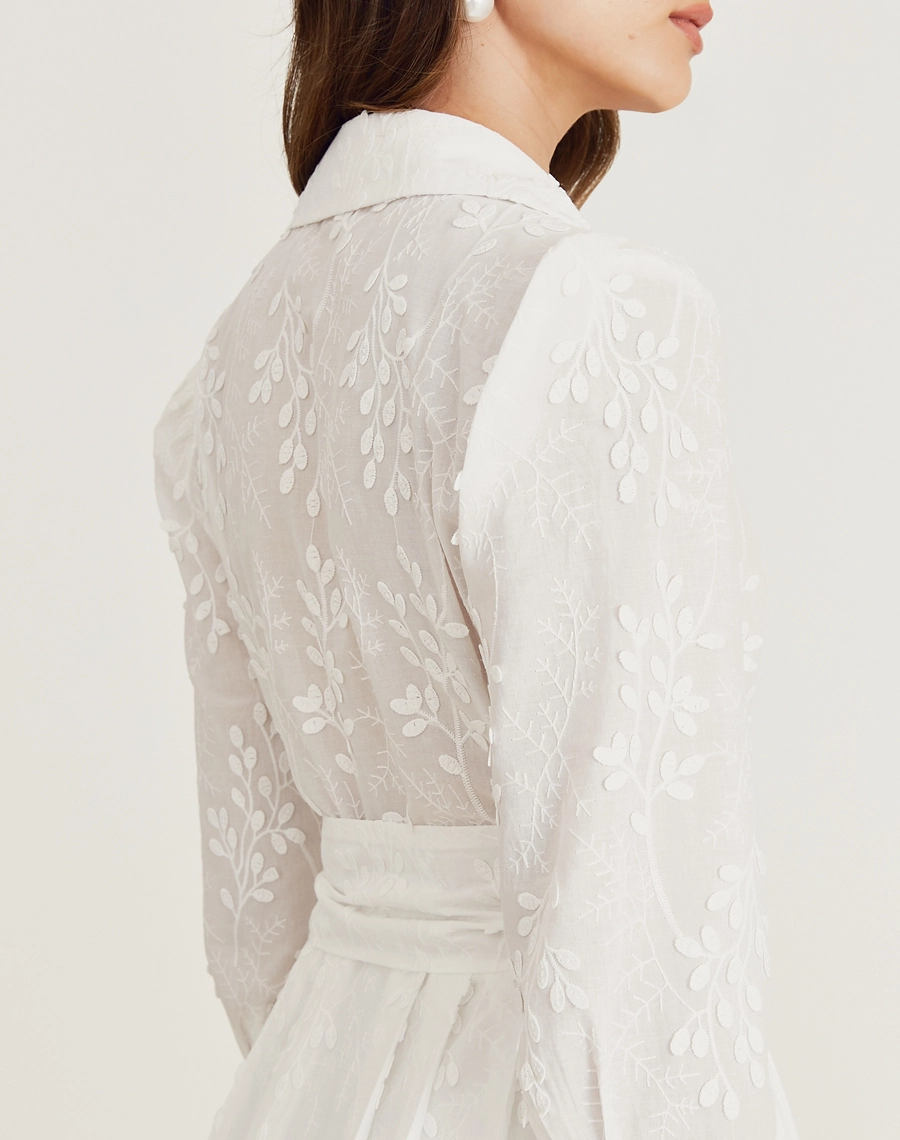 A Chemise Ariane é confeccionada em cambraia bordada, tecido leve e fresco, com detalhes de folhas bordadas, perfeito para os dias mais quentes. As folhas bordadas adicionam delicadeza à peça, tornando essa chemise perfeita para quem busca um visual romântico. Ideal para brunchs, batizados ou reuniões diurnas.