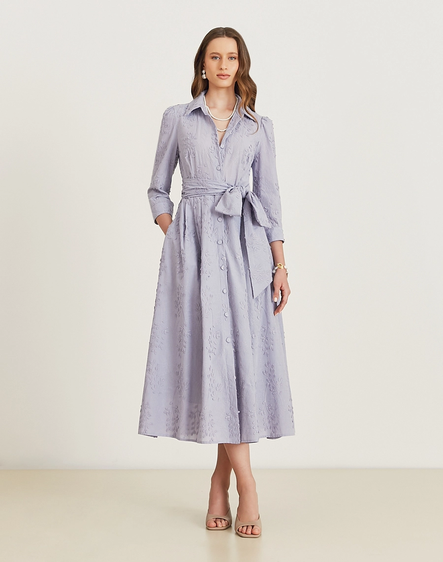 A Chemise Ariane é confeccionada em cambraia bordada, tecido leve e fresco, com detalhes de folhas bordadas, perfeito para os dias mais quentes. As folhas bordadas adicionam delicadeza à peça, tornando essa chemise perfeita para quem busca um visual romântico. Ideal para brunchs, batizados ou reuniões diurnas.