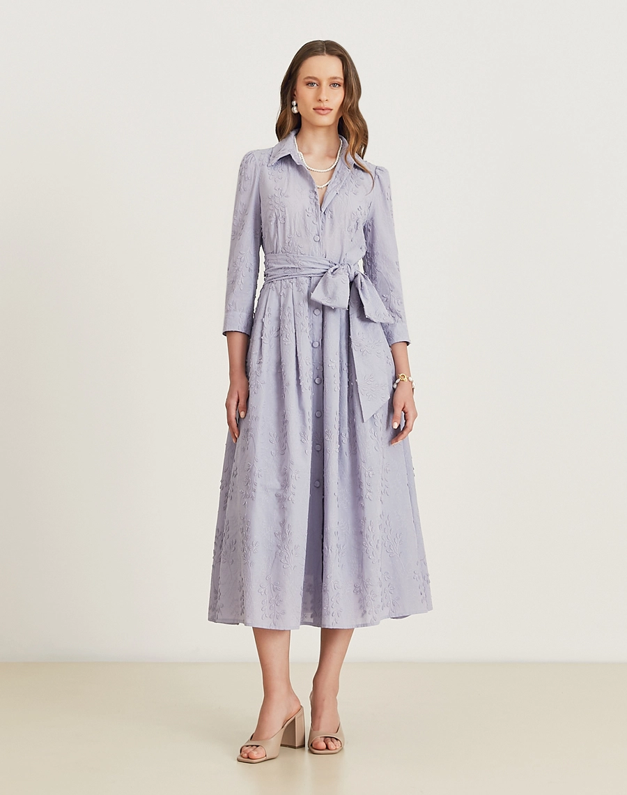 A Chemise Ariane é confeccionada em cambraia bordada, tecido leve e fresco, com detalhes de folhas bordadas, perfeito para os dias mais quentes. As folhas bordadas adicionam delicadeza à peça, tornando essa chemise perfeita para quem busca um visual romântico. Ideal para brunchs, batizados ou reuniões diurnas.