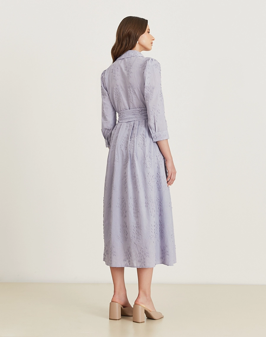 A Chemise Ariane é confeccionada em cambraia bordada, tecido leve e fresco, com detalhes de folhas bordadas, perfeito para os dias mais quentes. As folhas bordadas adicionam delicadeza à peça, tornando essa chemise perfeita para quem busca um visual romântico. Ideal para brunchs, batizados ou reuniões diurnas.