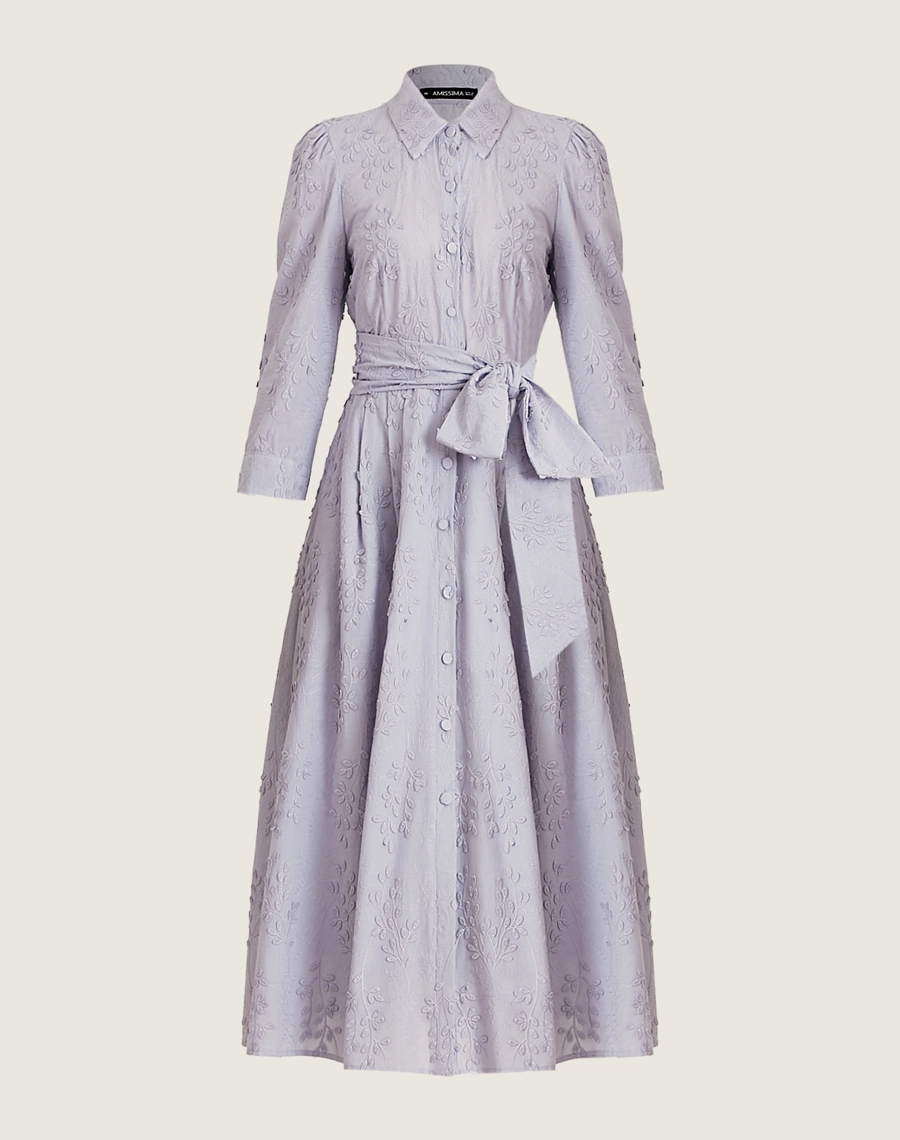 A Chemise Ariane é confeccionada em cambraia bordada, tecido leve e fresco, com detalhes de folhas bordadas, perfeito para os dias mais quentes. As folhas bordadas adicionam delicadeza à peça, tornando essa chemise perfeita para quem busca um visual romântico. Ideal para brunchs, batizados ou reuniões diurnas.