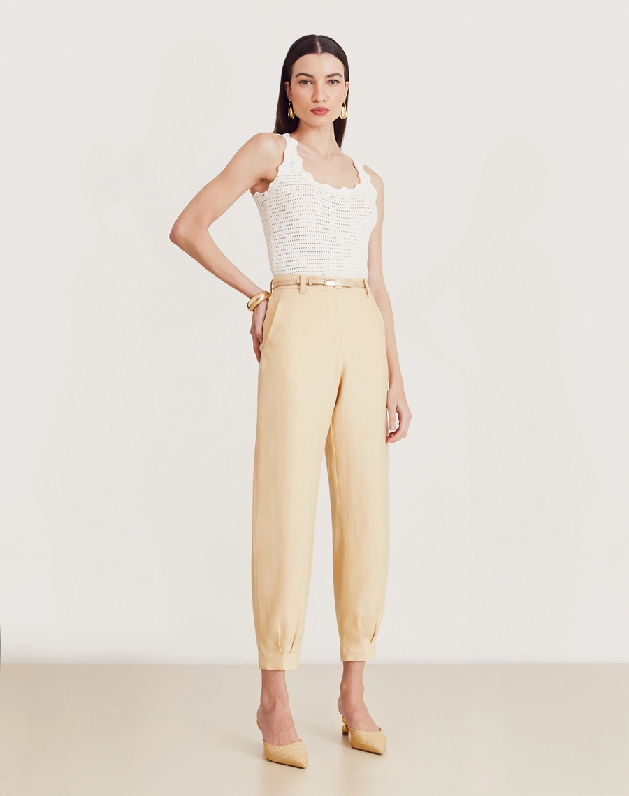 A Calça Carla é confeccionada em linho. Essa calça é ideal para eventos casuais ou corporativos, podendo transitar por ocasiões durante o dia e a noite.