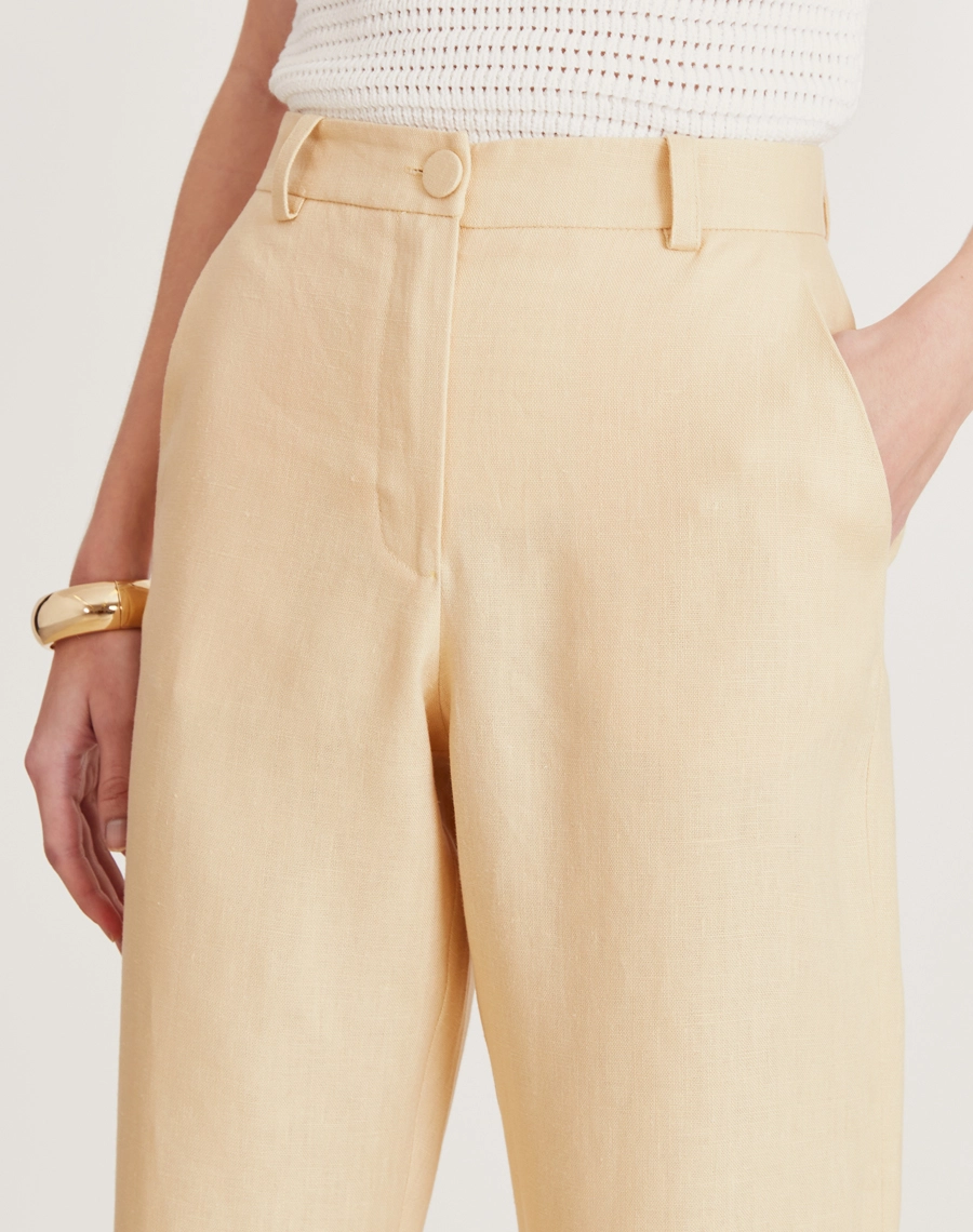 A Calça Carla é confeccionada em linho. Essa calça é ideal para eventos casuais ou corporativos, podendo transitar por ocasiões durante o dia e a noite.
