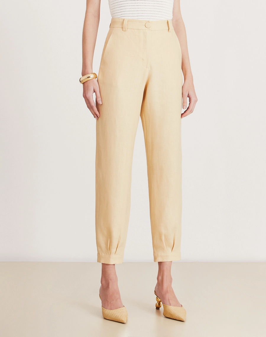 A Calça Carla é confeccionada em linho. Essa calça é ideal para eventos casuais ou corporativos, podendo transitar por ocasiões durante o dia e a noite.