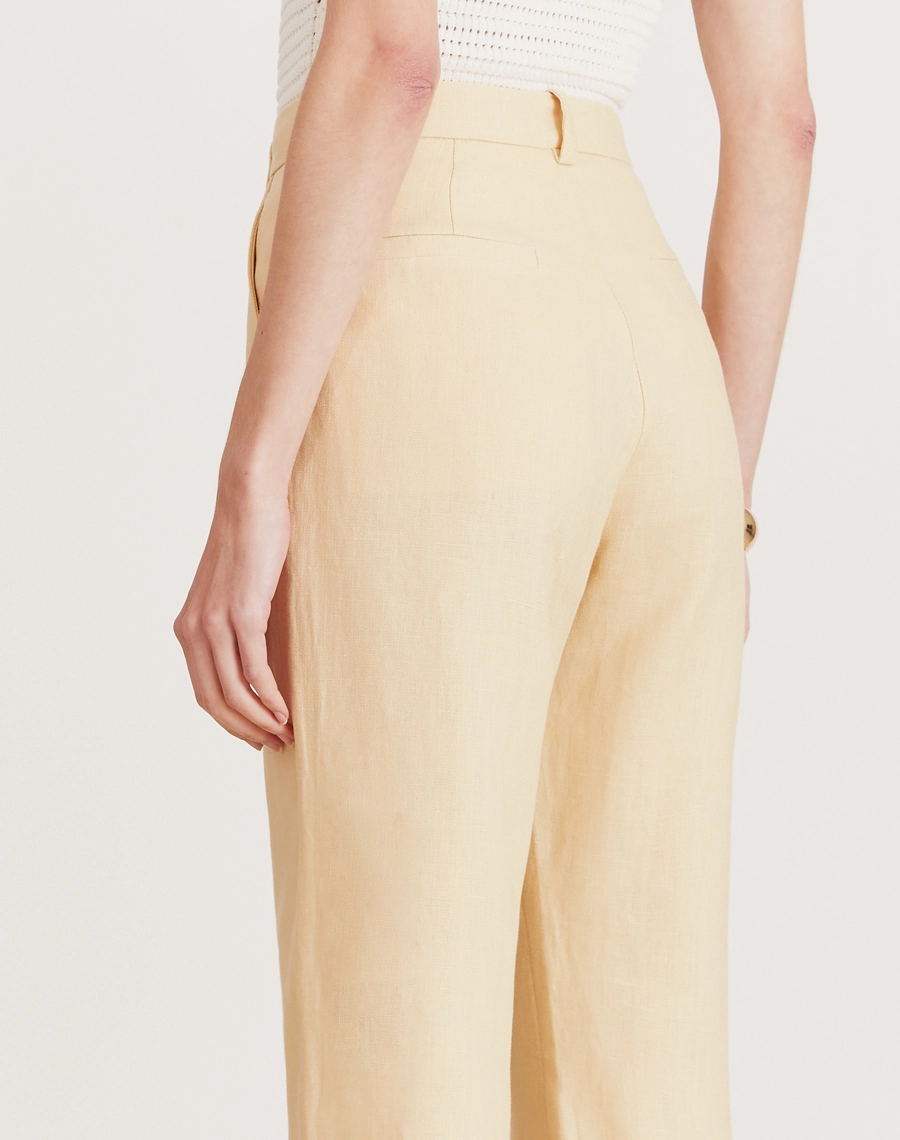A Calça Carla é confeccionada em linho. Essa calça é ideal para eventos casuais ou corporativos, podendo transitar por ocasiões durante o dia e a noite.