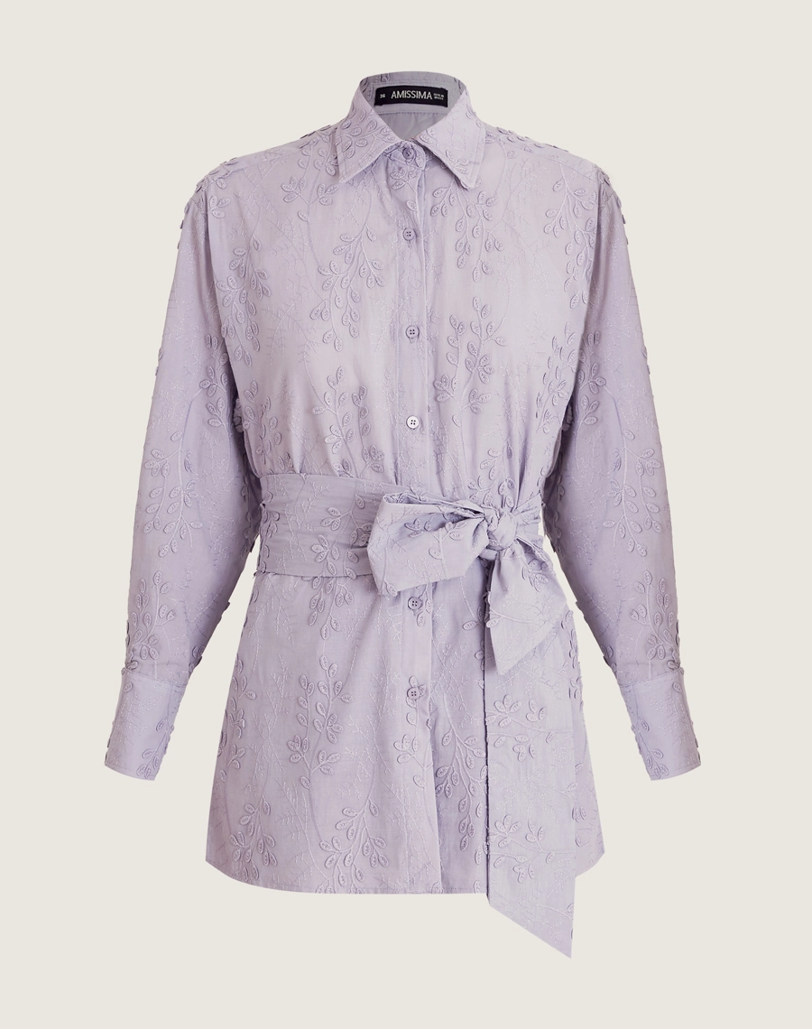 A Camisa Ariane é confeccionada em cambraia bordada, tecido leve e fresco que é perfeito para os dias mais quentes. As folhas bordadas trazem um toque delicado, tornando essa camisa bordada perfeita para quem busca um visual moderno e atemporal. Ideal para brunchs, passeios ao ar livre ou eventos diurnos.