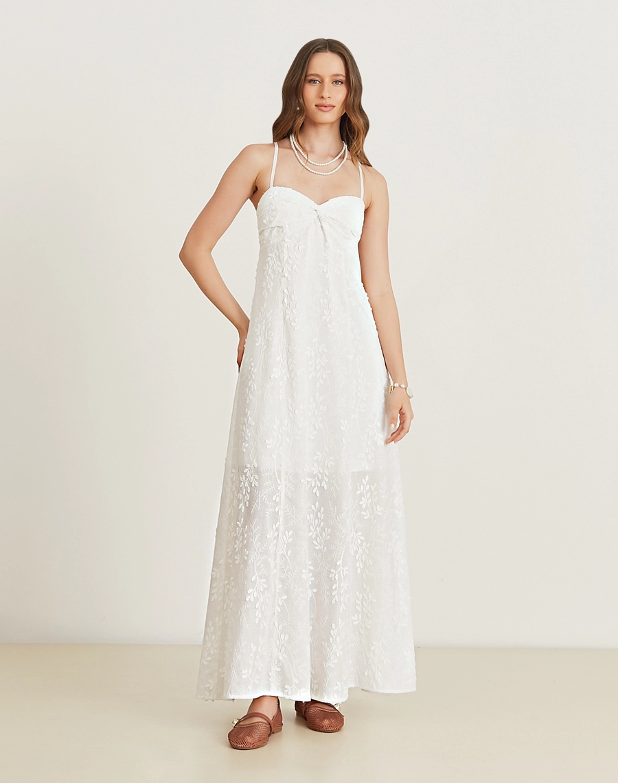 O Vestido Longo Ariane é confeccionado em cambraia bordada, tecido leve e fresco que é perfeito para os dias mais quentes. Ideal para brunchs, batizados, casamentos diurnos ou festas ao ar livre.