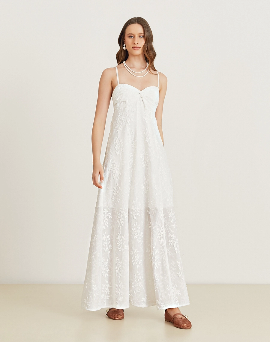 O Vestido Longo Ariane é confeccionado em cambraia bordada, tecido leve e fresco que é perfeito para os dias mais quentes. Ideal para brunchs, batizados, casamentos diurnos ou festas ao ar livre.