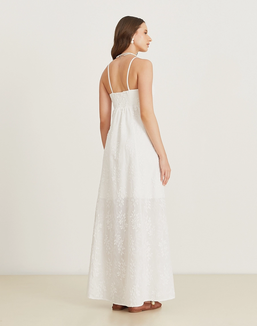 O Vestido Longo Ariane é confeccionado em cambraia bordada, tecido leve e fresco que é perfeito para os dias mais quentes. Ideal para brunchs, batizados, casamentos diurnos ou festas ao ar livre.