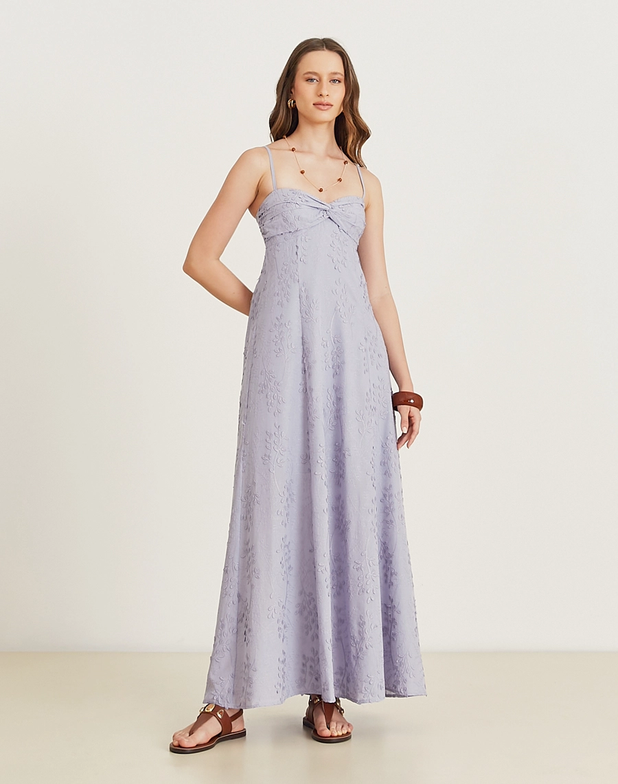 O Vestido Longo Ariane é confeccionado em cambraia bordada, tecido leve e fresco que é perfeito para os dias mais quentes. Ideal para brunchs, batizados, casamentos diurnos ou festas ao ar livre.