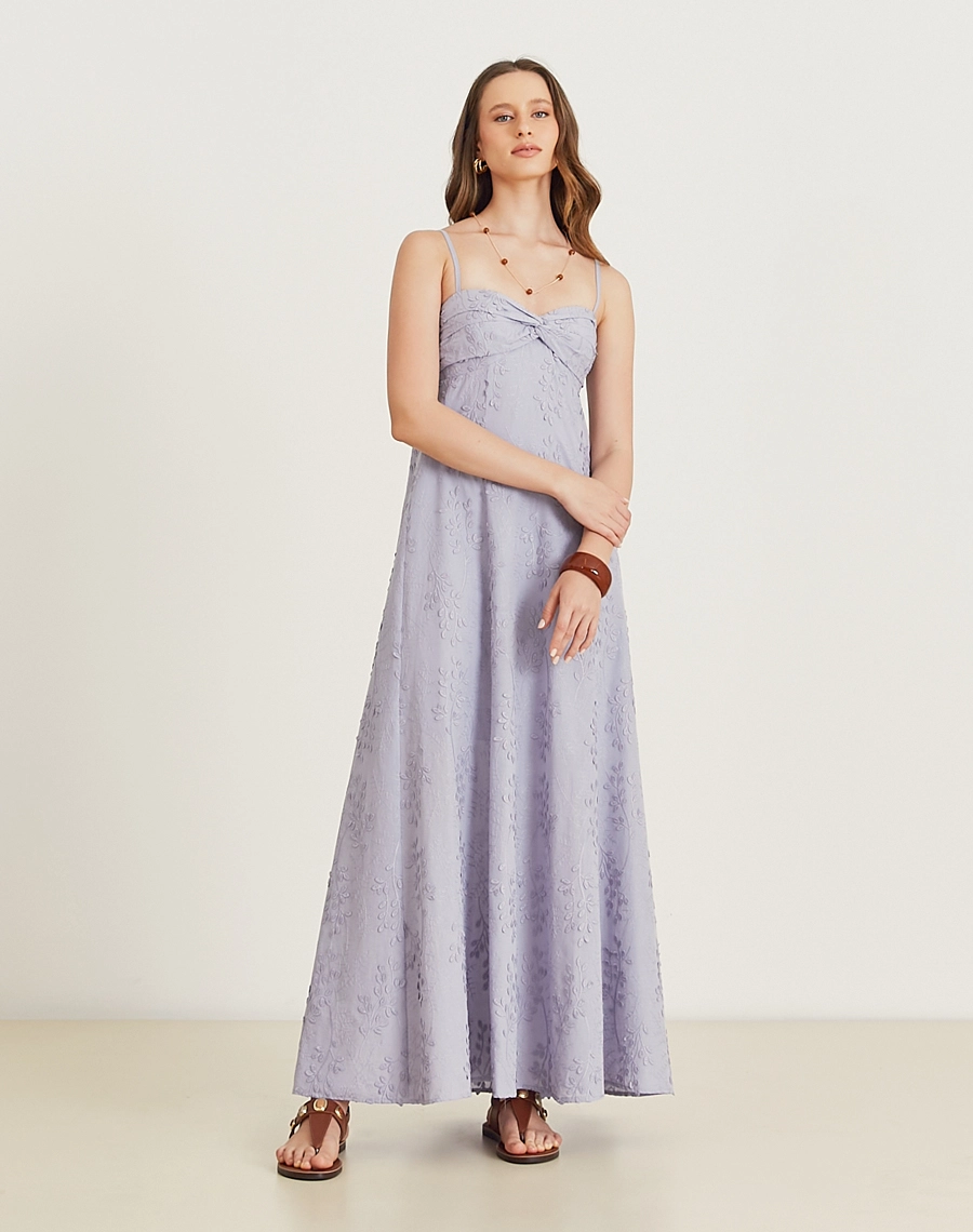 O Vestido Longo Ariane é confeccionado em cambraia bordada, tecido leve e fresco que é perfeito para os dias mais quentes. Ideal para brunchs, batizados, casamentos diurnos ou festas ao ar livre.