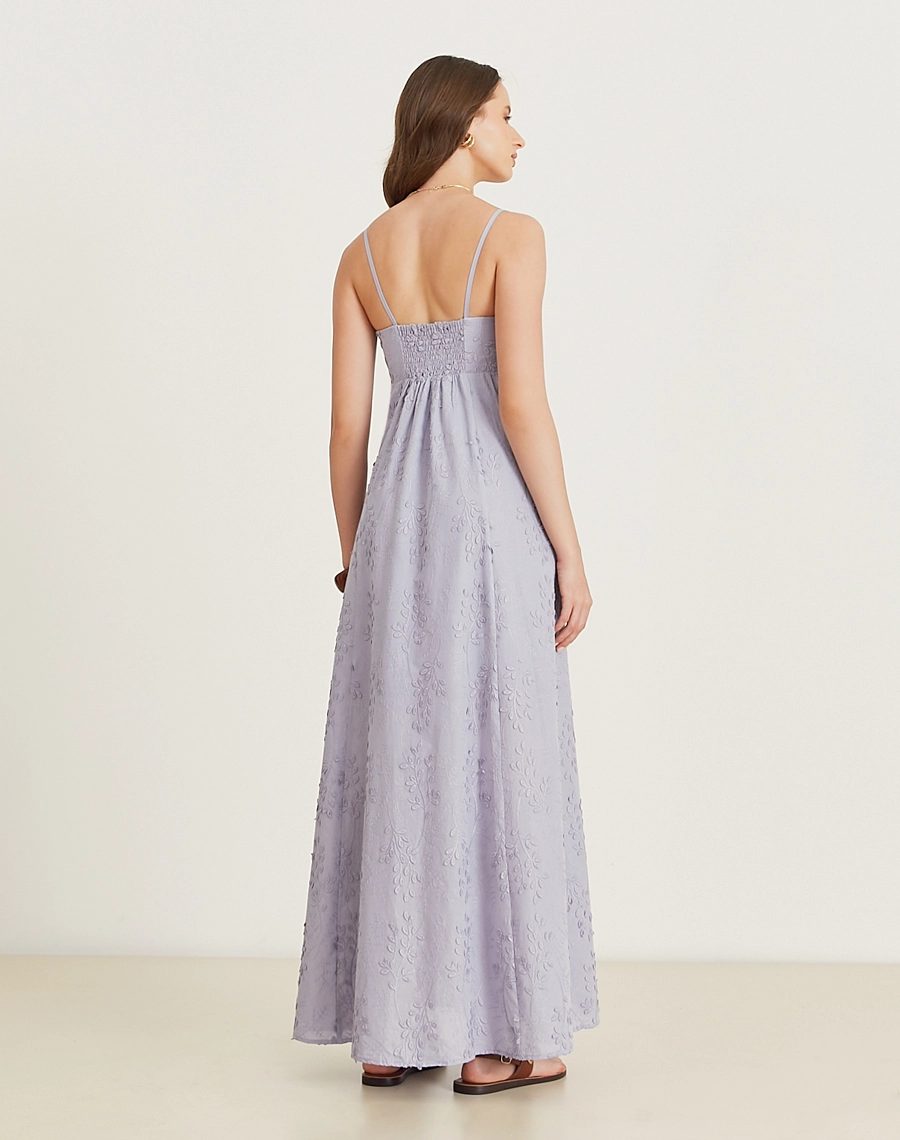 O Vestido Longo Ariane é confeccionado em cambraia bordada, tecido leve e fresco que é perfeito para os dias mais quentes. Ideal para brunchs, batizados, casamentos diurnos ou festas ao ar livre.