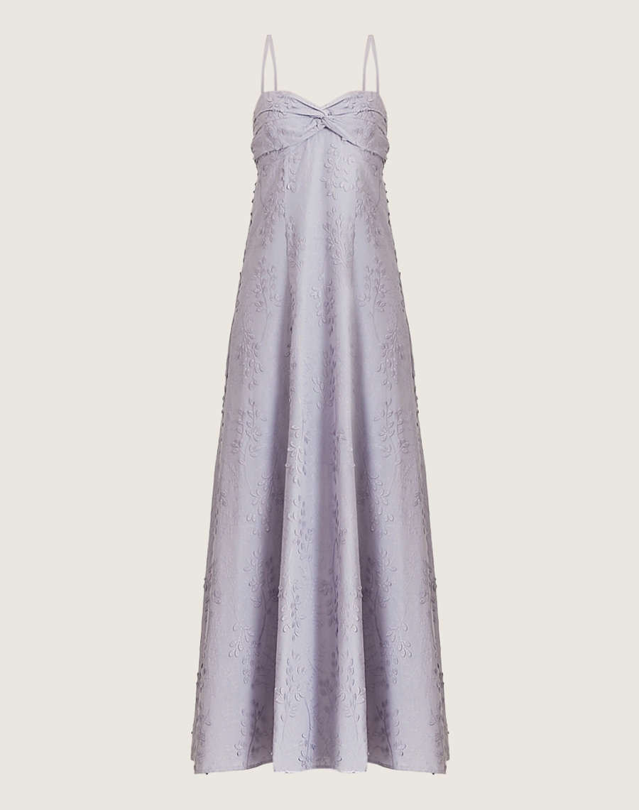 O Vestido Longo Ariane é confeccionado em cambraia bordada, tecido leve e fresco que é perfeito para os dias mais quentes. Ideal para brunchs, batizados, casamentos diurnos ou festas ao ar livre.