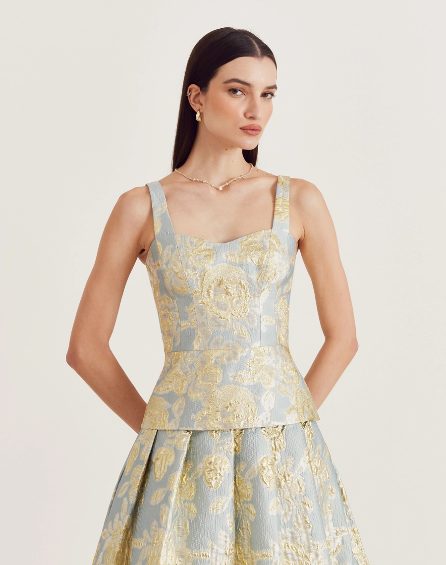 O Top Elisabete é confeccionado em jacquard, um tecido texturizado com caimento estruturado. Perfeito para transitar entre diferentes ocasiões, como coquetéis, jantares especiais ou ocasiões formais.