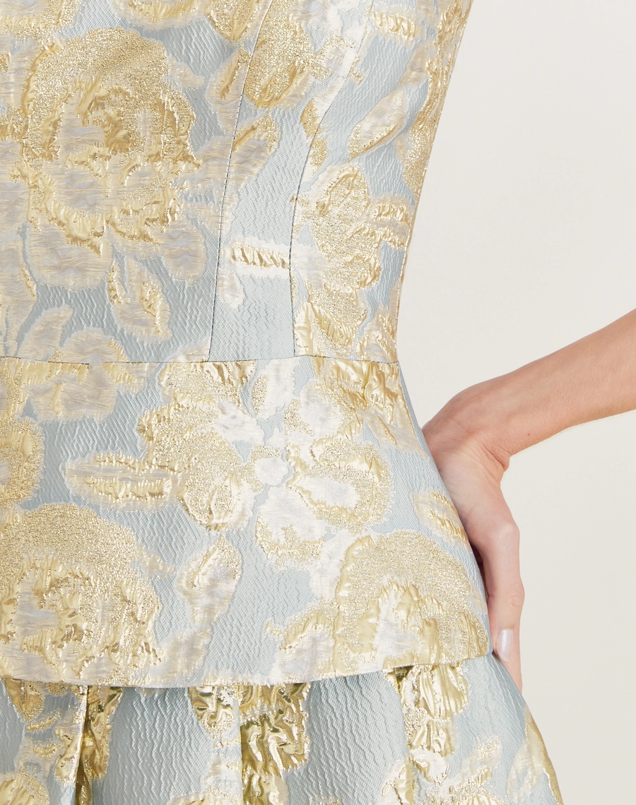 O Top Elisabete é confeccionado em jacquard, um tecido texturizado com caimento estruturado. Perfeito para transitar entre diferentes ocasiões, como coquetéis, jantares especiais ou ocasiões formais.