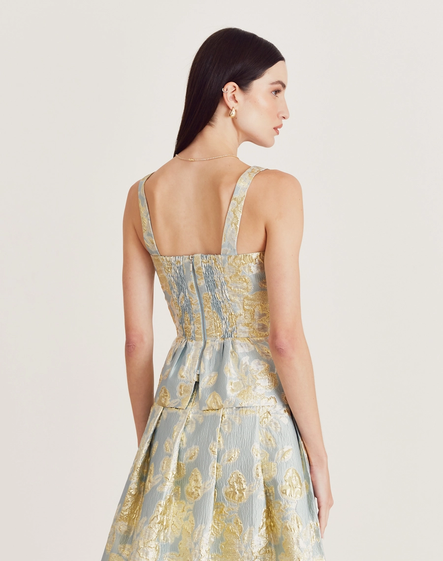 O Top Elisabete é confeccionado em jacquard, um tecido texturizado com caimento estruturado. Perfeito para transitar entre diferentes ocasiões, como coquetéis, jantares especiais ou ocasiões formais.