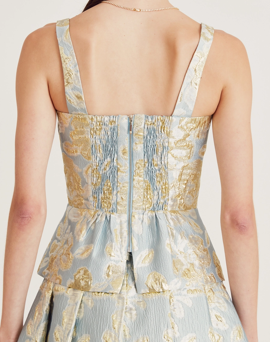O Top Elisabete é confeccionado em jacquard, um tecido texturizado com caimento estruturado. Perfeito para transitar entre diferentes ocasiões, como coquetéis, jantares especiais ou ocasiões formais.